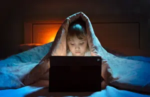 La fatiga visual digital aumenta en vacaciones: alertan sobre riesgos para los ojos en diciembre y enero