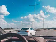 Conversar al volante también distrae la mirada: el efecto invisible de hablar mientras se maneja, según la ciencia