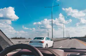 Conversar al volante también distrae la mirada: el efecto invisible de hablar mientras se maneja, según la ciencia