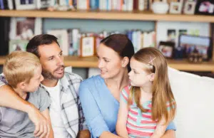 ¿Qué pasa con los niños en una ‘crianza evaporada’? Psicoanalistas explican lo que sucede cuando el rol de los padres se diluye