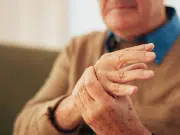 Dolor articular y caída del cabello estarían relacionados con la falta de esta vitamina