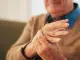 Dolor articular y caída del cabello estarían relacionados con la falta de esta vitamina