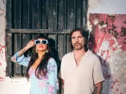 Juanes y Bomba Estéreo presentan su explosiva colaboración: ‘Muérdeme’, una cumbia con sabor ‘retro’