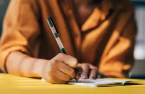 ¿Se aprende mejor si escribimos a mano o en un computador? La ciencia revela cuál es el mejor método para los niños