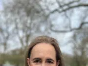 Muere la escritora británica Sophie Kinsella, autora de la serie ‘Loca por las compras’, que fue llevada al cine