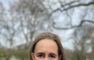 Muere la escritora británica Sophie Kinsella, autora de la serie ‘Loca por las compras’, que fue llevada al cine