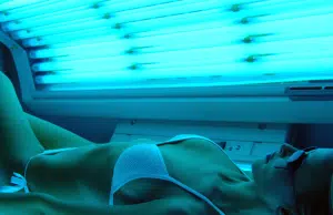 Las camas de bronceo ‘aceleran’ décadas el envejecimiento de la piel, según nueva investigación