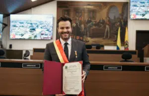 Gusi recibe la Cruz de Oro del Concejo de Bogotá por su aporte a la música colombiana: ‘Aquí construí lo que me ha llevado a los escenarios del mundo’