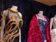 Taylor Swift inaugura exhibición de vestuarios de The Eras Tour en Walt Disney World