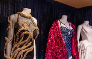 Taylor Swift inaugura exhibición de vestuarios de The Eras Tour en Walt Disney World