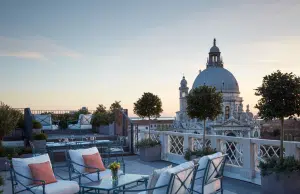 Venecia roba cámara en Emily in Paris: este es el lujoso hotel que aparece en el episodio final de la quinta temporada