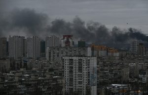 Rusia bombardea Kiev en vísperas de reunión entre Trump y Zelenski