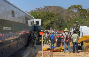 Al menos 13 muertos y 98 heridos por accidente ferroviario en México
