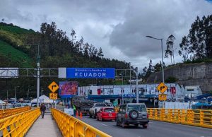 Ecuador cierra paso fronterizo con Colombia por seguridad