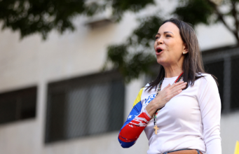 María Corina Machado resultó con fractura vertebral al salir de Venezuela