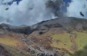 Persisten emisiones de ceniza y sismicidad en el volcán Puracé