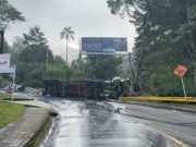 Camión volcado en Los Balsos mantiene la vía cerrada
