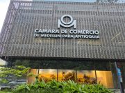 Un pesebre artesanal y antiguo se exhibe en la fachada de la Cámara de Comercio de El Poblado