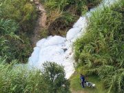 Alerta ambiental por derrame de detergente en quebrada La Aguacatala