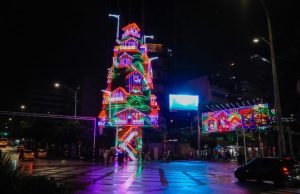 Comenzaron los recorridos nocturnos de Navidad por la avenida La Playa