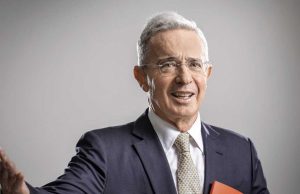 Este aumento del salario es derroche y corrupción del Gobierno: Álvaro Uribe