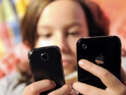 Prohíben uso de celulares en colegios de Chile