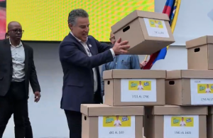 Precandidato Aníbal Gaviria entregó 1.643.327 firmas a Registraduría