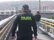Rescatan a mujer que intentó lanzarse de puente en autopista Sur