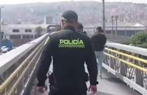 Rescatan a mujer que intentó lanzarse de puente en autopista Sur