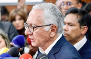 Llueven críticas a ministro de Salud por afirmación de “los ricos también lloran”