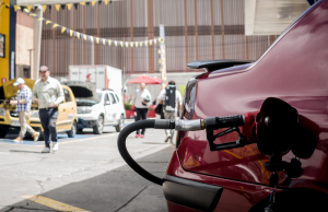 Reacciones sobre la disminución de 300 pesos al galón de la gasolina