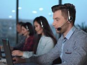 Los jóvenes son el combustible que sostiene al sector de los ‘call centers’ en Colombia: el 86,2 % de la fuerza laboral son estudiantes