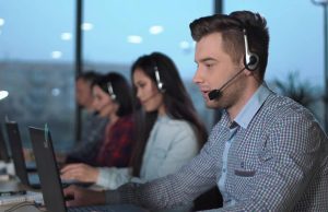 Los jóvenes son el combustible que sostiene al sector de los ‘call centers’ en Colombia: el 86,2 % de la fuerza laboral son estudiantes