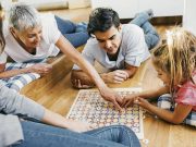 Mejor juegos de mesa que pantallas según la psicología: estudio revela los beneficios familiares