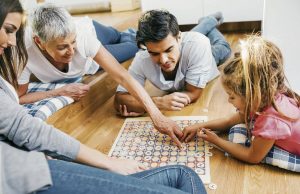 Mejor juegos de mesa que pantallas según la psicología: estudio revela los beneficios familiares