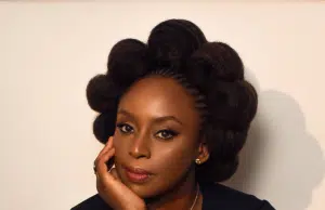 ‘Es mi primera novela como madre y como alguien que ya no tiene padres’: Chimamanda Ngozi se sincera sobre su última obra y los ‘ladrones de tiempo’
