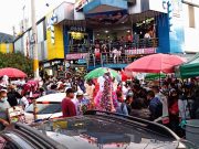 Del madrugón al celular: así cambió el comercio en el centro de Bogotá, mientras San Victorino busca sobrevivir en la era de Temu, Shein y Amazon