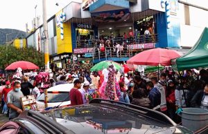 Del madrugón al celular: así cambió el comercio en el centro de Bogotá, mientras San Victorino busca sobrevivir en la era de Temu, Shein y Amazon