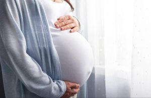 El estrés durante el embarazo puede alterar el cerebro fetal: un nuevo estudio revela cómo influyen el sistema inmune y el microbioma materno