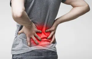 El dolor de espalda deja huella en el descanso: estudio revela que anticipa problemas de sueño en hombres mayores