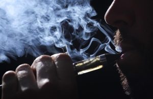 El otro impacto de los cigarrillos electrónicos: no solo afectan la salud sino que también implican un reto en reciclaje de baterías y residuos