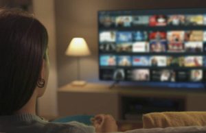Ver series sin parar podría ser una señal de soledad, según un nuevo estudio