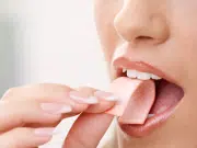 Masticar chicle y estrés: curioso estudio revela lazo entre ambos, pero deja en claro lo malo de la práctica