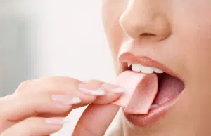 Masticar chicle y estrés: curioso estudio revela lazo entre ambos, pero deja en claro lo malo de la práctica