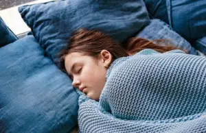 Dormir hasta tarde los fines de semana reduce riesgo de depresión en adolescentes