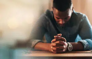 ¿Cómo hacer la oración de la mañana? Comience el día con paz y propósito