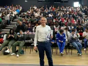 De vender dulces en la calle a ser uno de los 10 mejores profesores del mundo: la historia del docente colombiano finalista del Global Teacher Prize