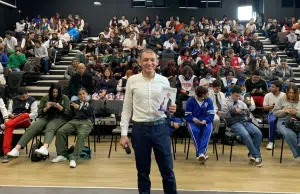 De vender dulces en la calle a ser uno de los 10 mejores profesores del mundo: la historia del docente colombiano finalista del Global Teacher Prize