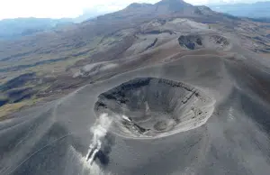 Puracé sigue activo: ceniza, gases y sismos mantienen la alerta Naranja en el volcán