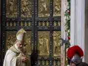 El papa León XIV da por terminado el año del Jubileo al cerrar la Puerta Santa de la basílica de San Pedro en el Vaticano